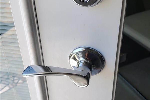 US Locksmith technician serving Boca Raton, FL
