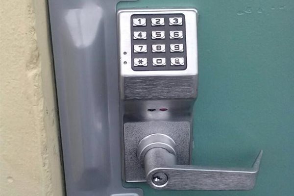 US Locksmith technician serving Brickell, FL