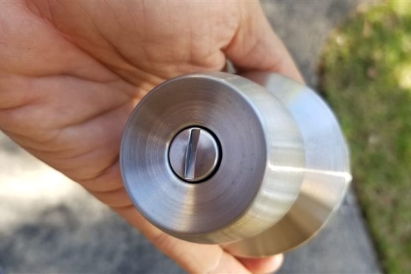 US Locksmith technician serving Coral Gables, FL