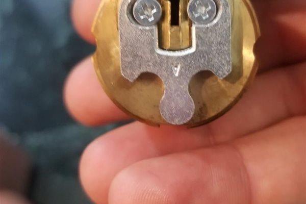 US Locksmith technician serving Coral Springs, FL
