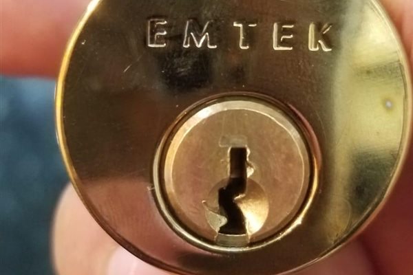 US Locksmith technician serving Cutler Bay, FL