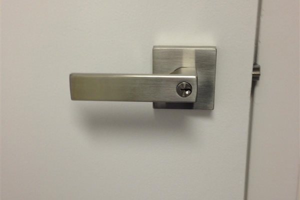 US Locksmith technician serving Doral, FL