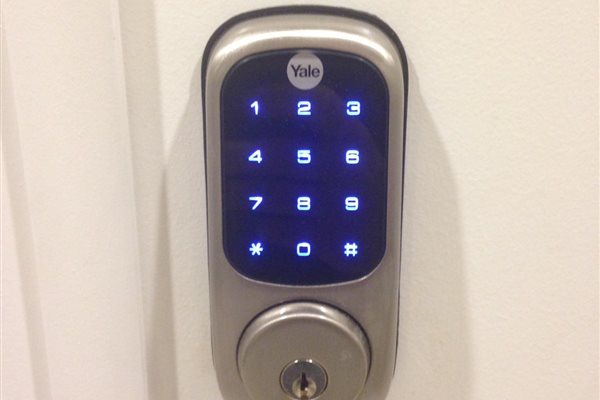 US Locksmith technician serving Fort Lauderdale, FL
