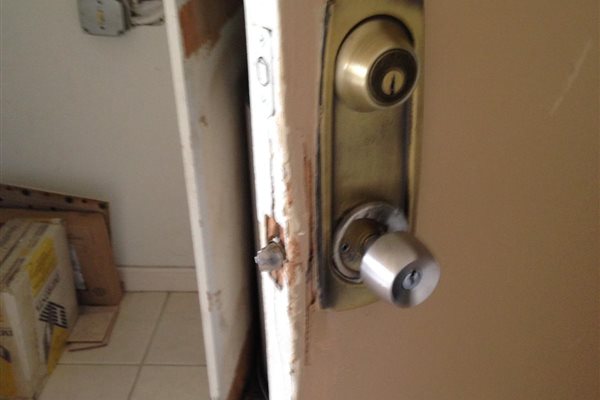 US Locksmith technician serving Hallandale Beach, FL