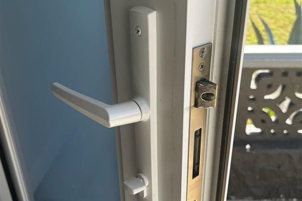 US Locksmith technician serving Hollywood, FL