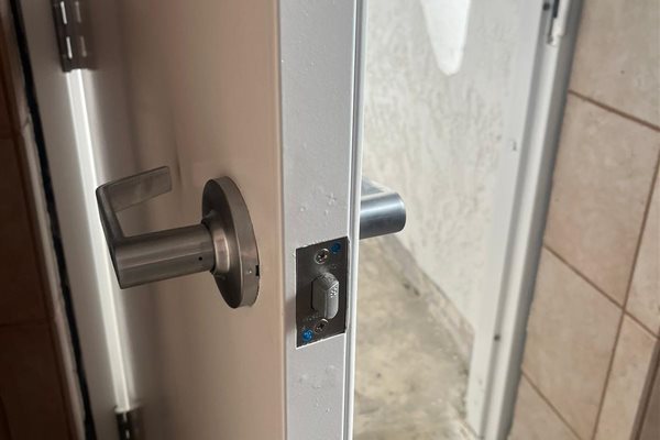 US Locksmith technician serving Kendall, FL
