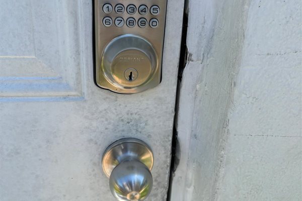 US Locksmith technician serving Miami Gardens, FL