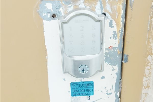 US Locksmith technician serving Miami Lakes, FL