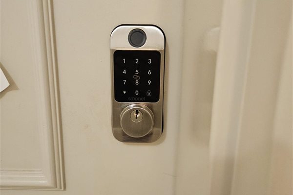 US Locksmith technician serving North Miami Beach, FL