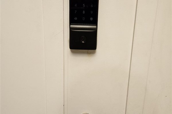 US Locksmith technician serving North Miami, FL