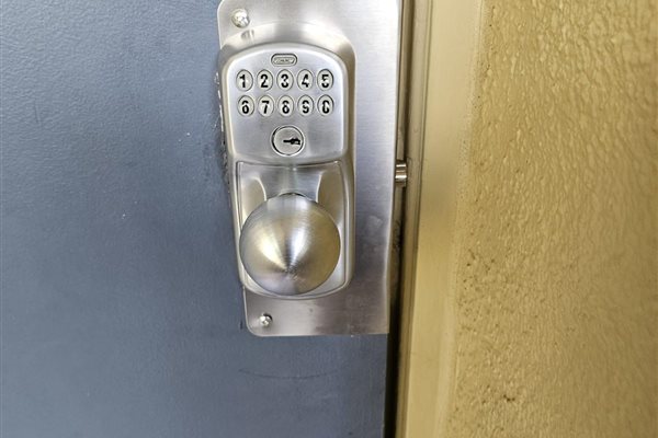 US Locksmith technician serving Palm Beach County, FL
