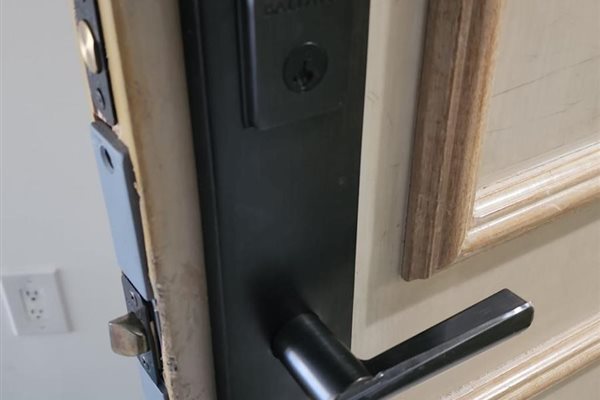 US Locksmith technician serving Palm Beach Gardens, FL
