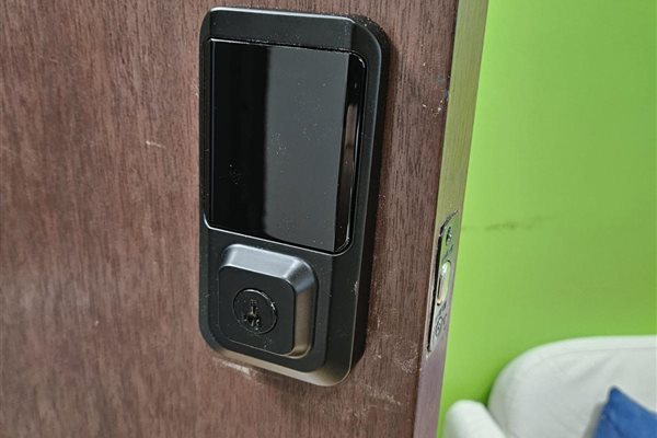 US Locksmith technician serving Pembroke Pines, FL