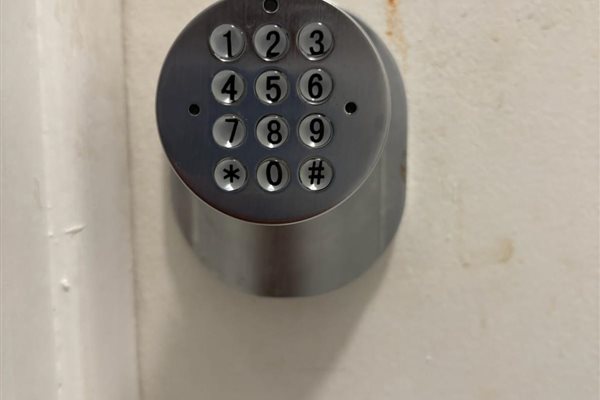 US Locksmith technician serving Plantation, FL