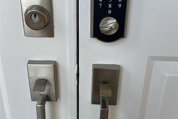 US Locksmith technician serving Pompano Beach, FL