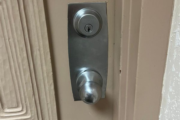 US Locksmith technician serving South Beach, FL