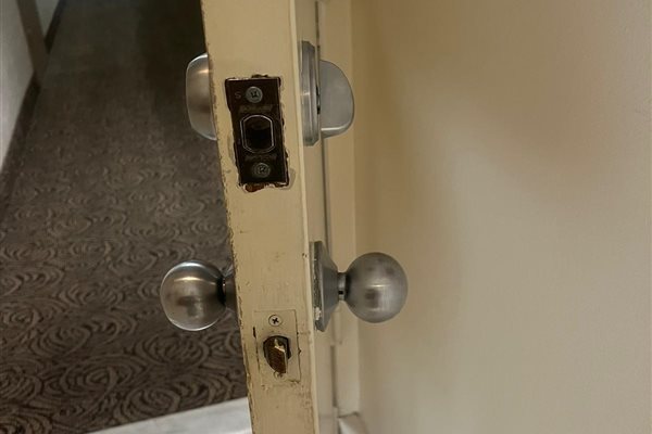 US Locksmith technician serving Sunrise, FL