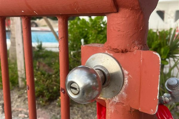 US Locksmith technician serving West Palm Beach, FL